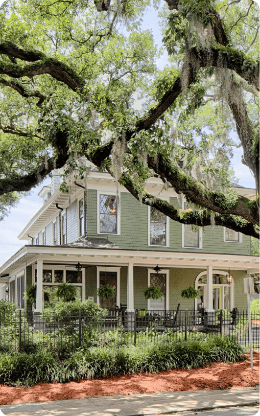Beautiful home with lush vines growing in Savannah, Georgia