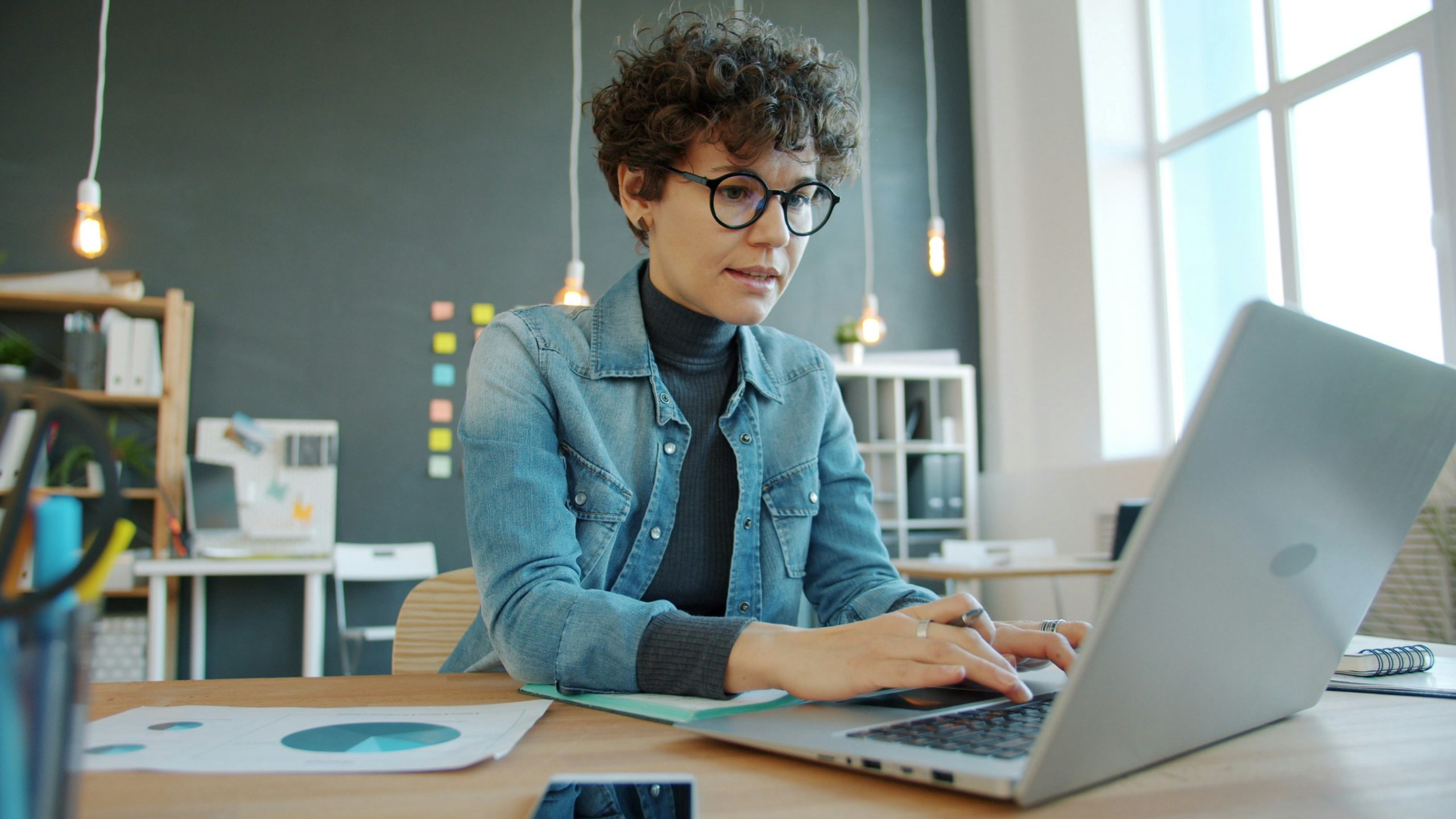 A company employee using the workplace analytics AI assistant to answer questions about optimizing the workplace.